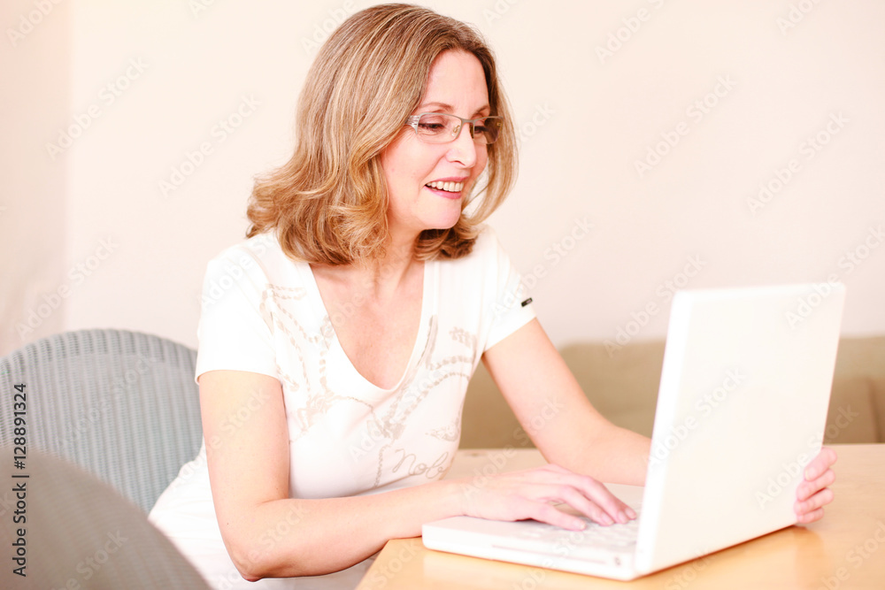 reife Frau kauft zuhause online am Computer reife Frau kauft zuhause online am Computer