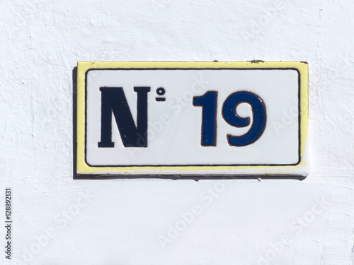 Street sign reading the number nineteen.