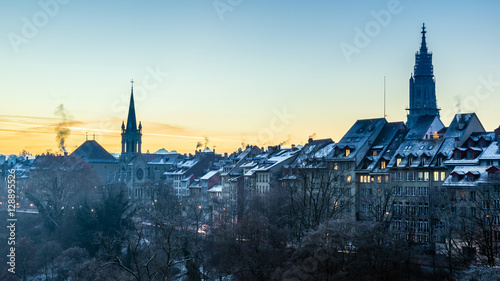 Münster und Altstadt von Bern, Sonnenaufgang im Winter, Schweiz