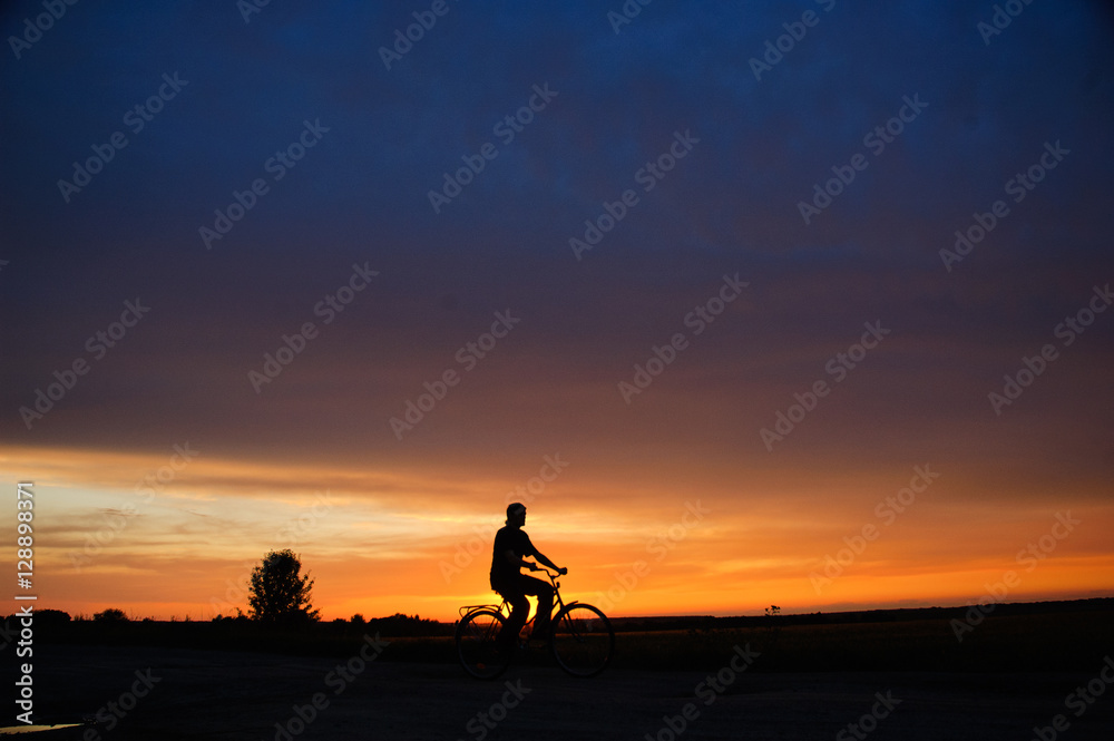 Obraz premium cyclist at sunset