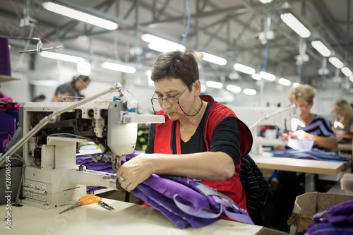 Canvas-taulu Woman working in textile industry