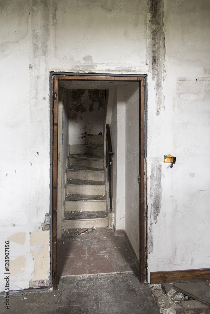escalier de maison abandonnée escalier de maison abandonnée