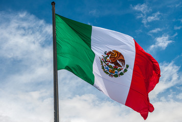 Sierkussen Mexico Mexicaanse vlag tegen blauwe wolkenlucht  © javarman