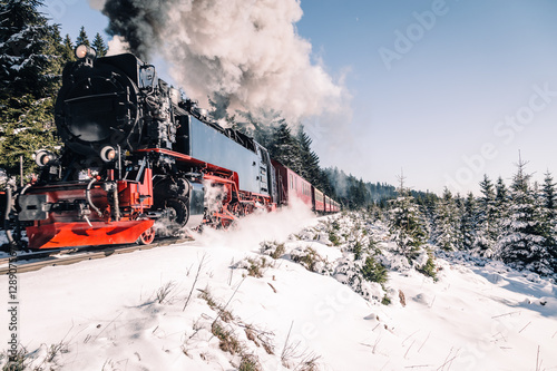 Harzer Eisenbahn mit viel Rauch im Winter