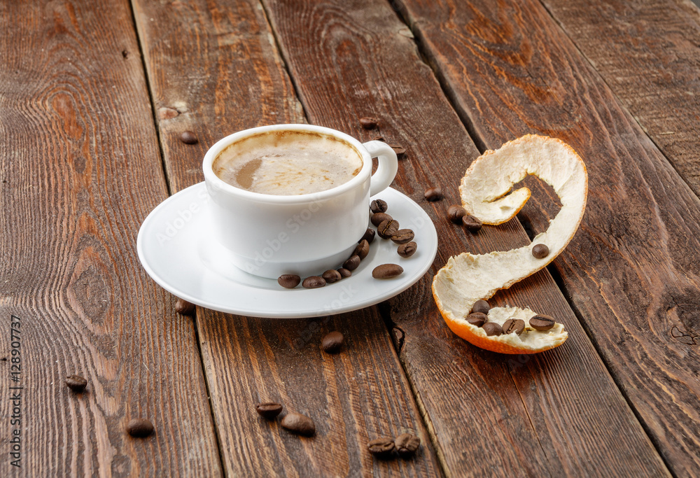 Obraz premium Coffee with tangerine peel on dark background