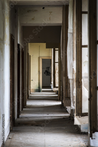 couloir de maison abandonnée © beatrix kido