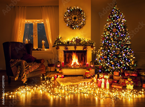 Weihnachtszimmer mit Kamin, Lichterketten und Weihnachtsbaum