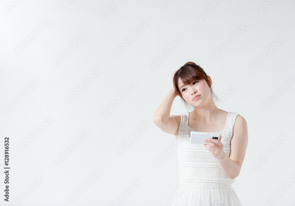 スマートフォン・女性(白バック) スマートフォン・女性(白バック)