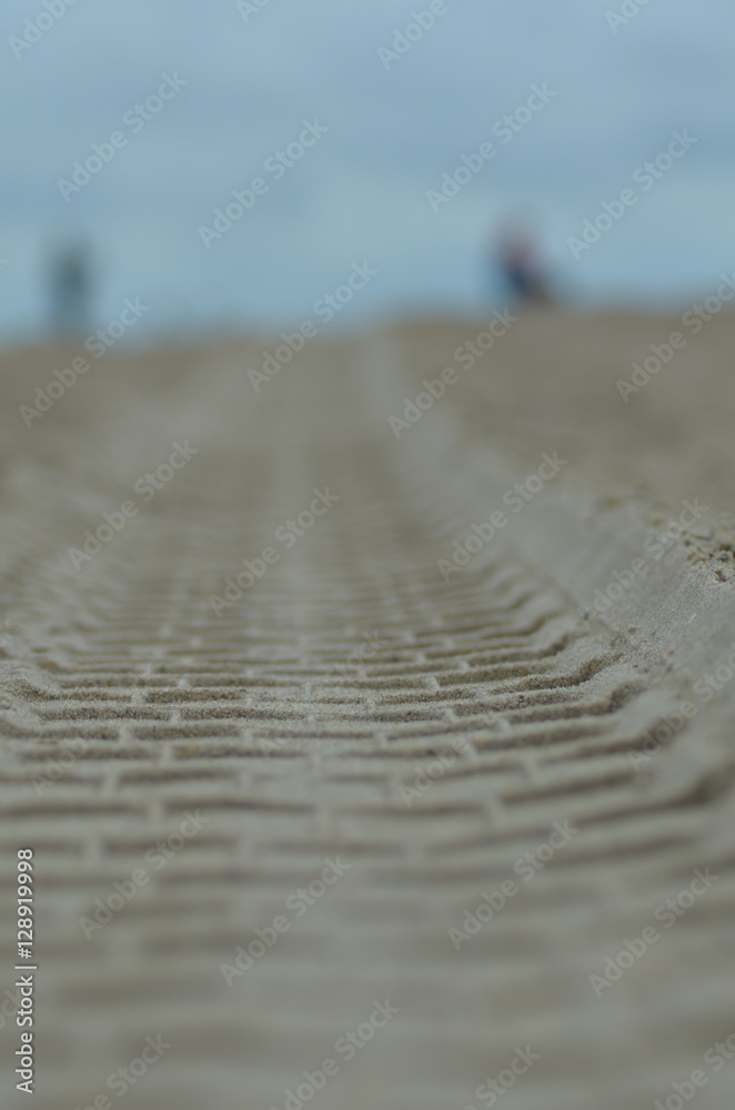 Reifenspur im Sand