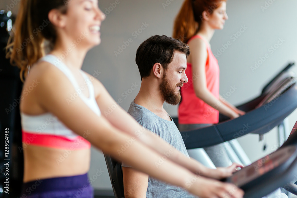 Obraz premium People traning in gym on various machines