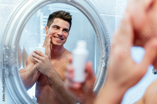 Canvastavla Healthy positive male treating sking with lotion