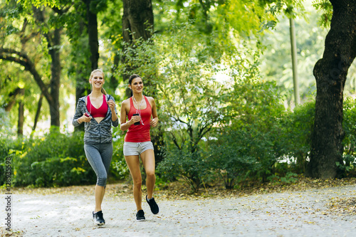 Fototapeta Naklejka Na Ścianę i Meble -  Sportive women jogging in park