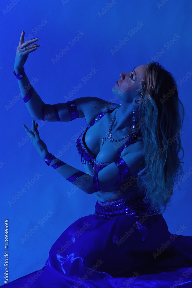 Obraz premium Beautiful belly dancer