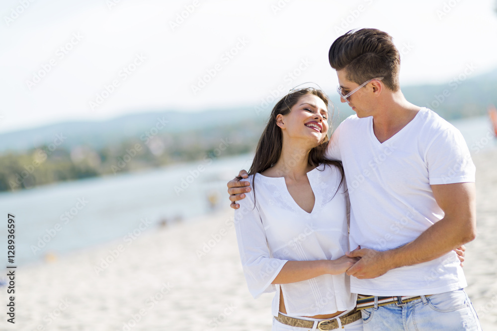 Obraz premium Romantic couple holding hands