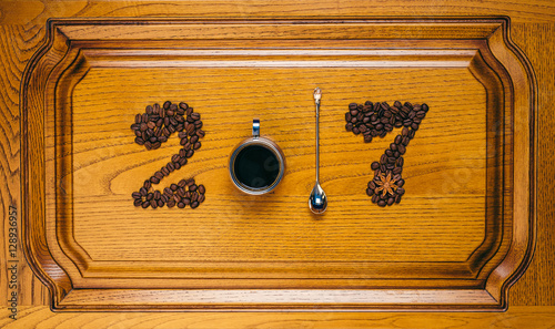 Цифры 2017 из кофе, чашки и ложки