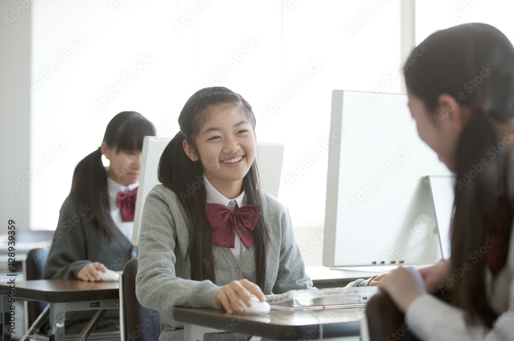 パソコンルームで談笑をする中学生