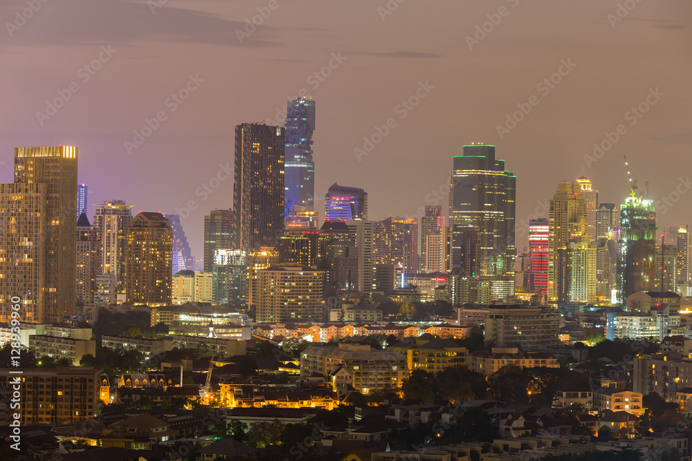 Fototapeta premium Nocne światło obszaru biznesowego miasta w Bangkoku w Tajlandii