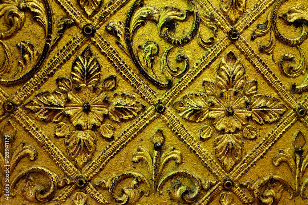 GOLDEN RELIEF DECORATION
The art of low relief by using symmetrical flower ornament as a pattern on the gold plate to decorate the wall of the building. 