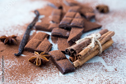 Fototapeta Naklejka Na Ścianę i Meble -  Chopped chocolate with cocoa, cinnamon and vanilla stick