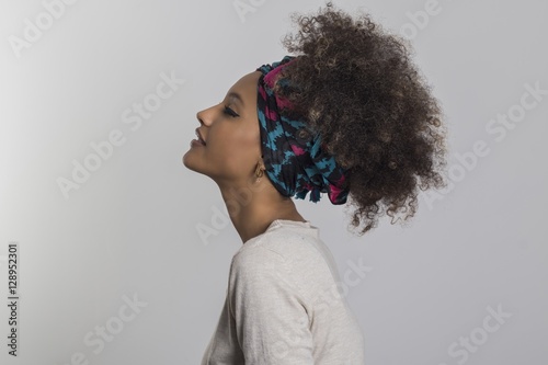 Mujer de perfil con peinado afro photo