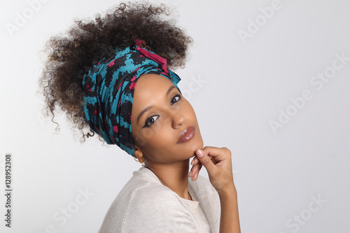 Mujer guapa con peinado afro photo