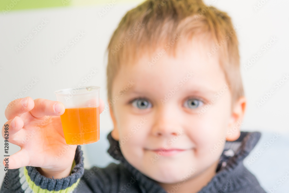 kind mit hustensaft kind mit hustensaft