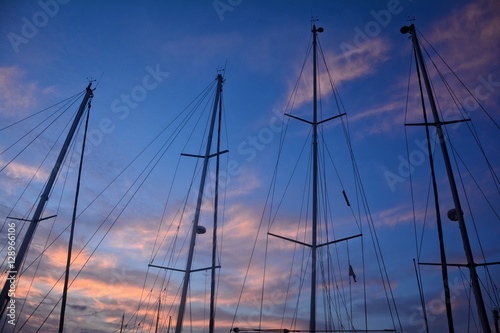 Leere Masten von Segelbooten im Abendlicht