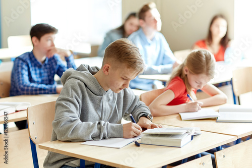 Billede på lærred group of students with books writing school test