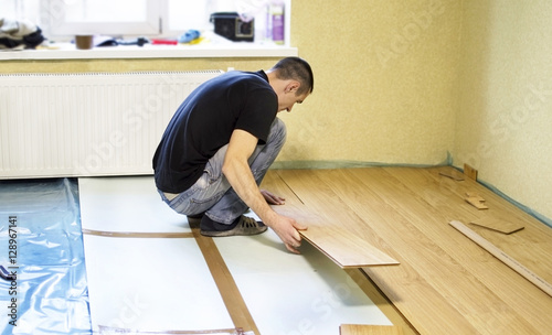 The process of installing laminate wooden on the floor