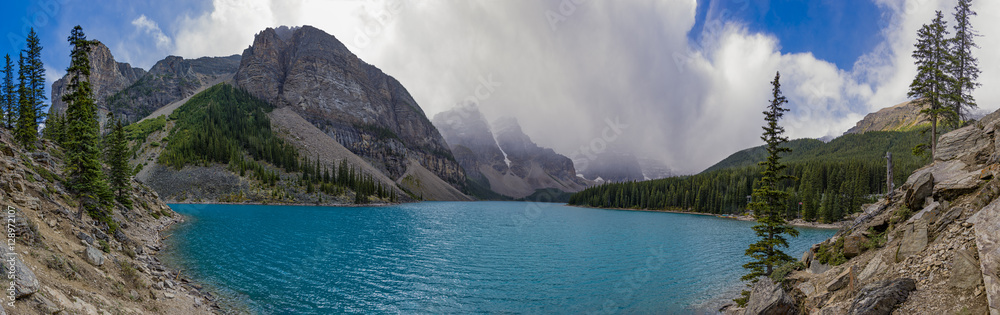 Obraz premium Panorama jeziora morenowe w Parku Narodowym Banff Alberta Kanada