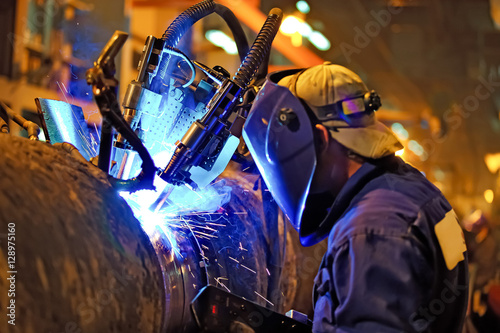 Butt welding underwater pipeline using automatic equipment