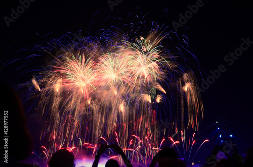 Menschen feiern mit Feuerwerk