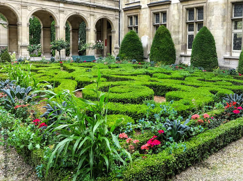 Paris- Das Musée Carnavalet. Patio mit wunderschönen Gärten. Das Museum wurde 1880 eröffnet und ist der Geschichte von Paris gewidmet, von seinen Anfängen bis heute.
