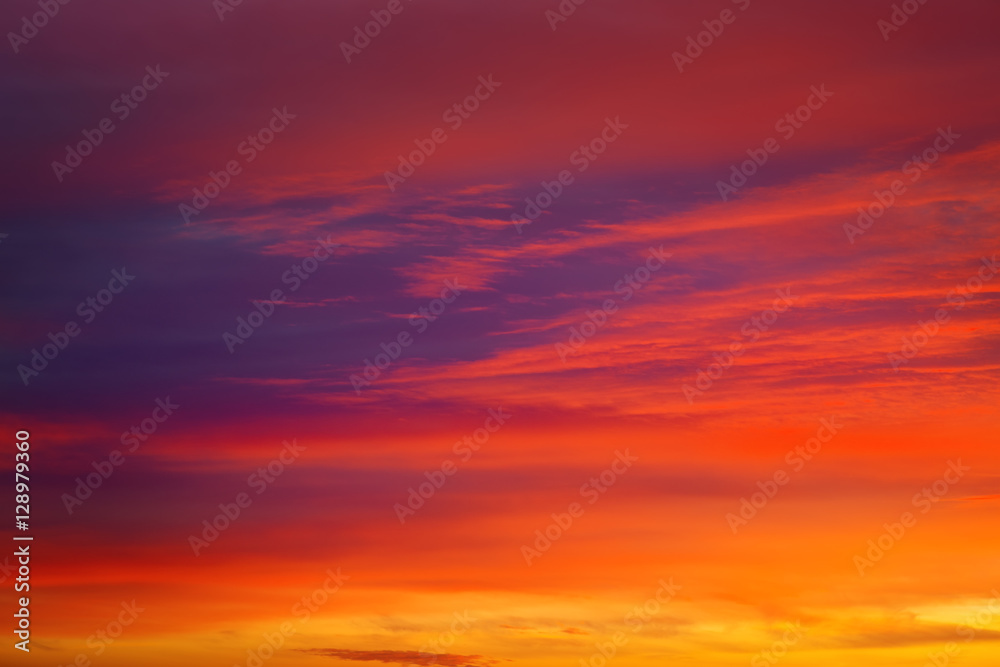 Obraz premium Beautiful apocalyptic fiery sunset sky as background.