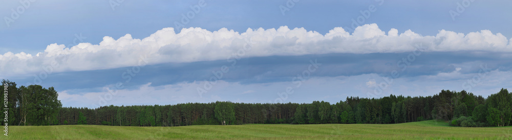 Panorama z lasem i chmurami burzowymi nad lasem na Pojezierzu Drawskim Panorama z lasem i chmurami burzowymi nad lasem na Pojezierzu Drawskim