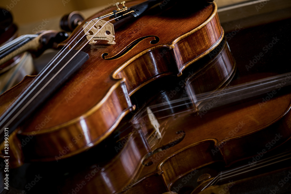 Fototapeta premium old violin on glas desk