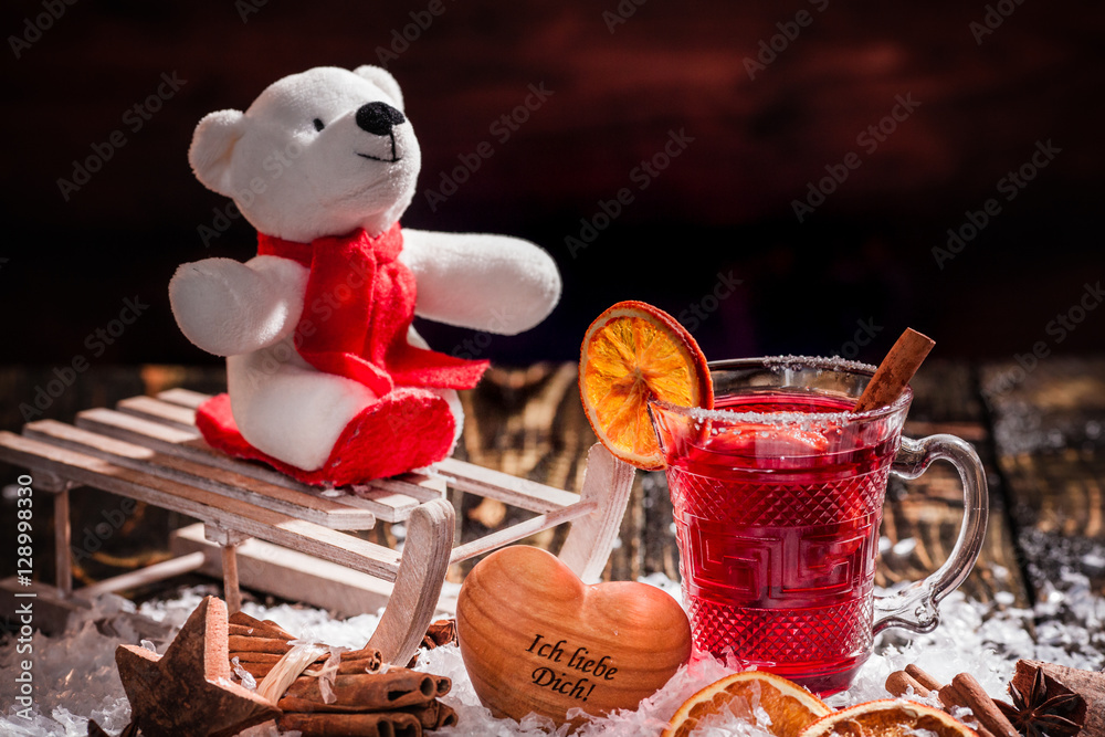 Obraz premium Weihnachtliche Dekoration mit Schnee, Früchten und Glühwein