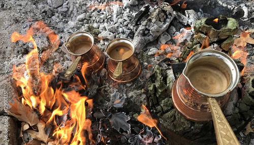 ateşte türk kahvesi & kahve pişirmek photo