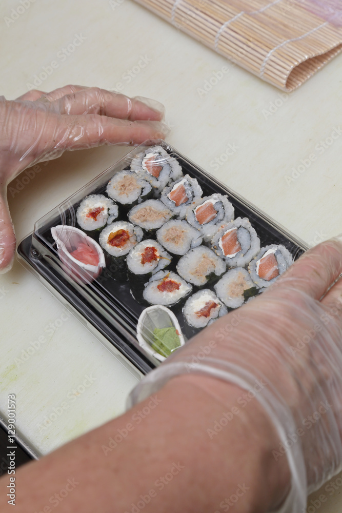 fabrication de sushis dans un restaurant par un cuisinier fabrication de sushis dans un restaurant par un cuisinier