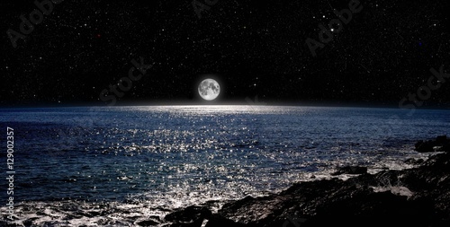 lever de lune à Raguenez Bretagne cornouailles france