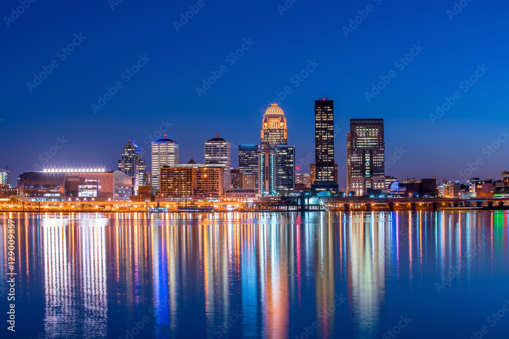 Obraz premium Widok na centrum miasta Skyline Louisville