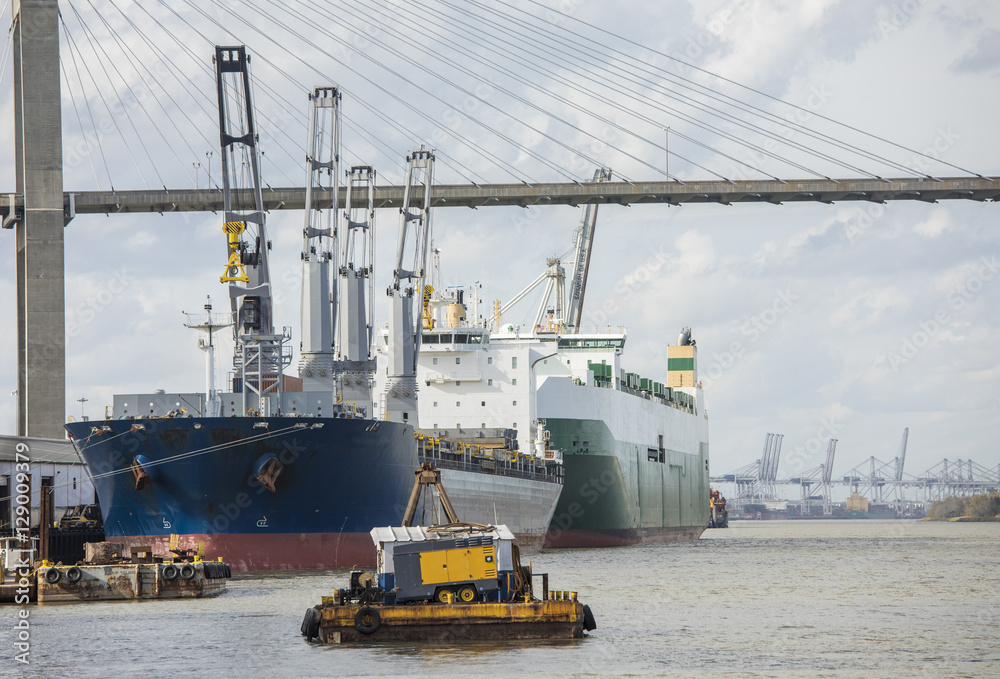 Fototapeta premium Ships in port in Savannah