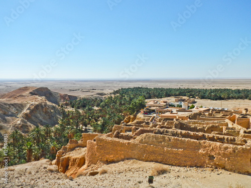 Obraz na płótnie Oasis with ruins of old town in Sahara desert w salonie