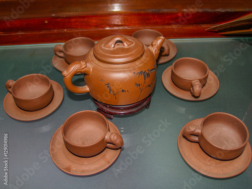 Obraz na płótnie Chinese brown clay teapot with cups and saucer w salonie