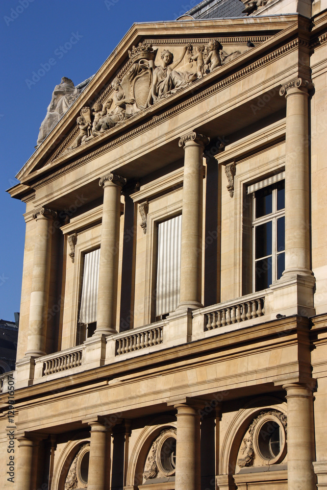 Façade à colonnes place du Palais Royal à Paris, France