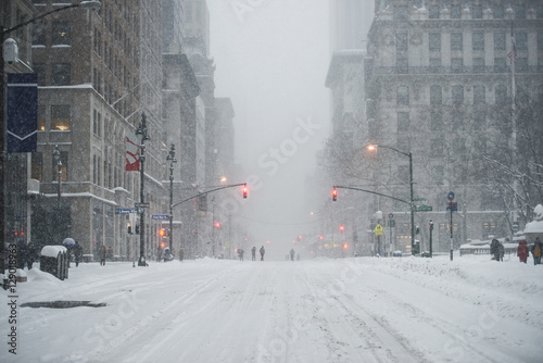 Fototapete New York City Manhattan Midtown street under the snow during snow blizzard in winter