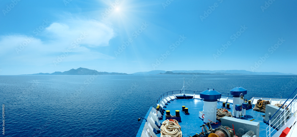Fototapeta premium Letni widok na morze z promem (Grecja)