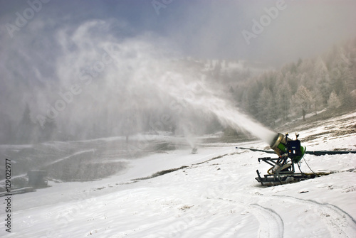 il cannone sparaneve in azione sulla montagna