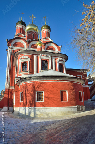 Москва, храм Знамения Божией Матери (Знаменский монастырь на Варварке) после ремонтана фоне синего неба