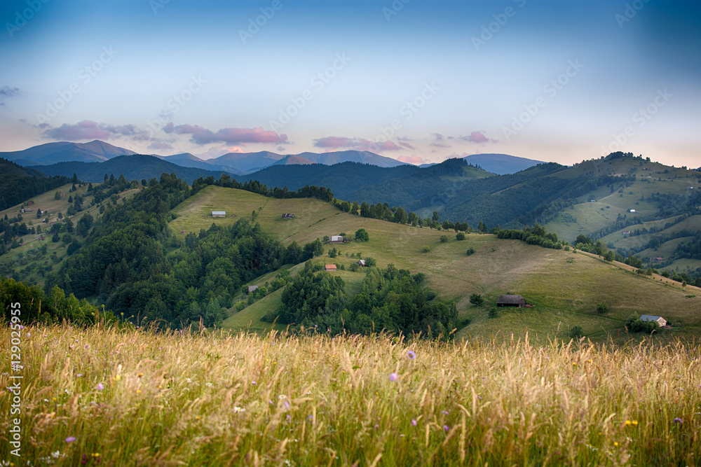 Obraz premium Evening, sunset on mountain hills of Simon village. Bran.